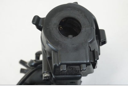 Snett uppifrån på Styrelreglage från en Honda CB 750 -2002 motorcykel.