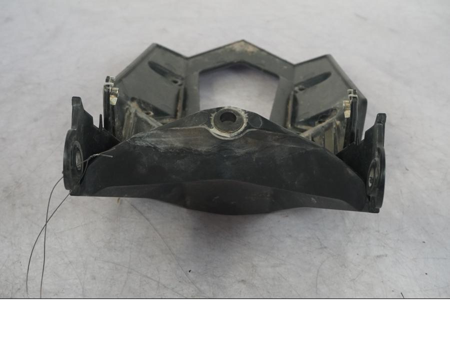 Snett nerifrån på Skylthållare från en KTM 1290 Super Adventure R -2018 motorcykel.