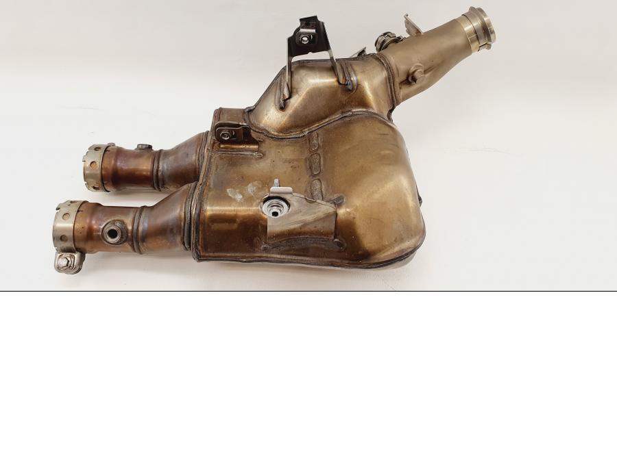 Baksidan på Mellanburk från en Yamaha YZF 1000 R1 -2017 motorcykel.