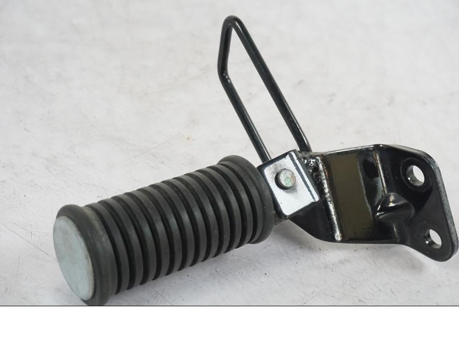 Vänster sida på Fotpinne från en Suzuki VL 800 -2002 motorcykel.