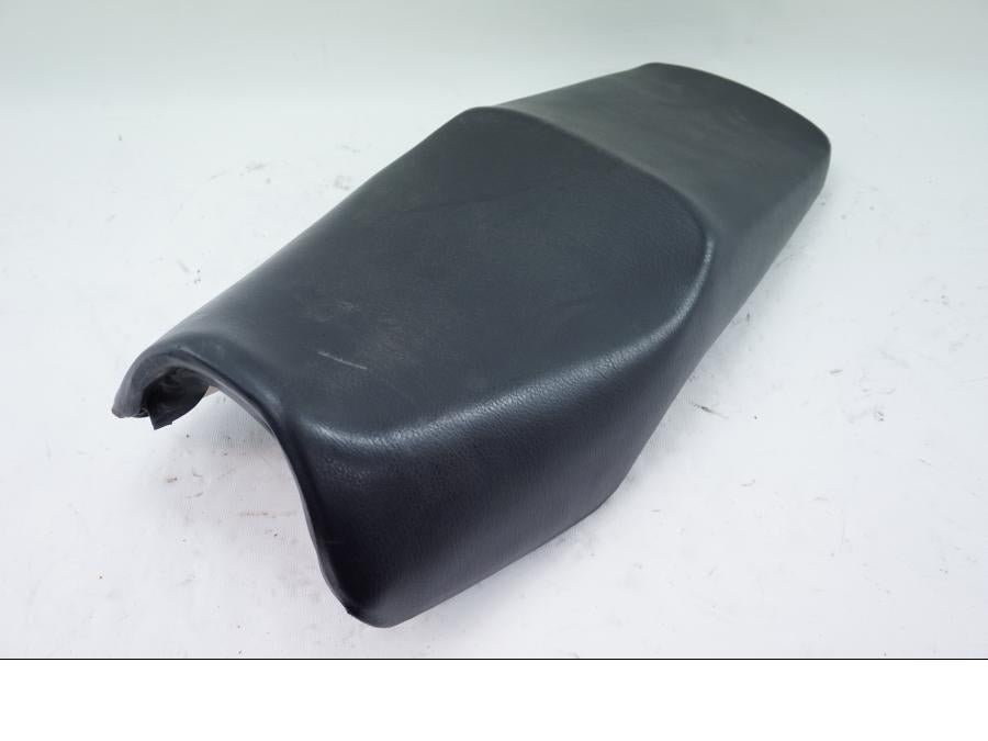 Baksidan på Sadel från en Yamaha FZ-S 600 -1998 motorcykel.