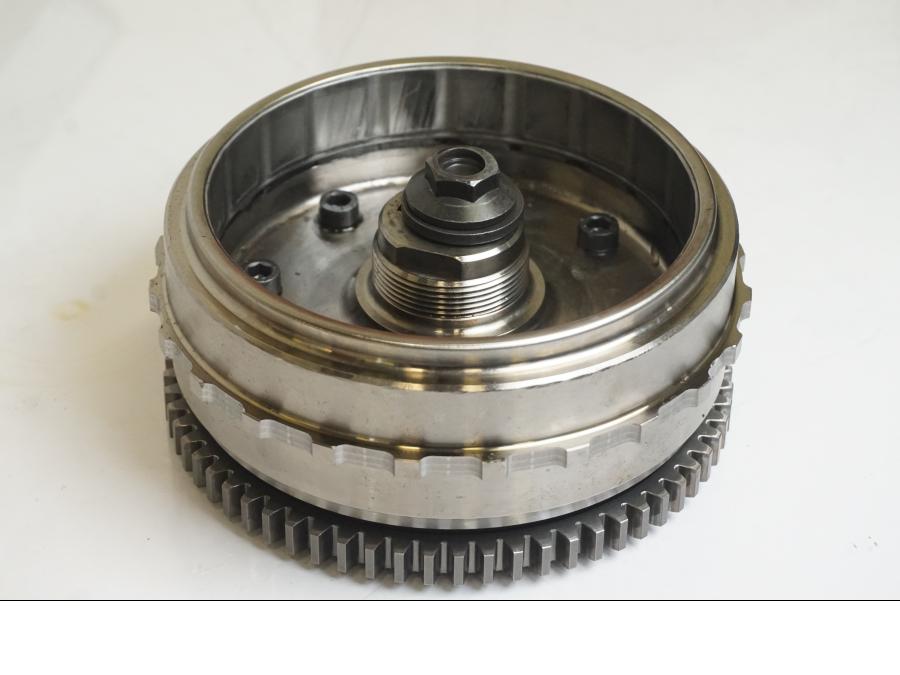 Snett nerifrån på Startkopplingsdrev från en KTM 1190 Adventure -2015 motorcykel.