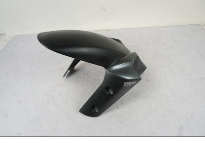 Vänster sida på Framskärm från en Ducati Multistrada 1200 -2017 motorcykel.