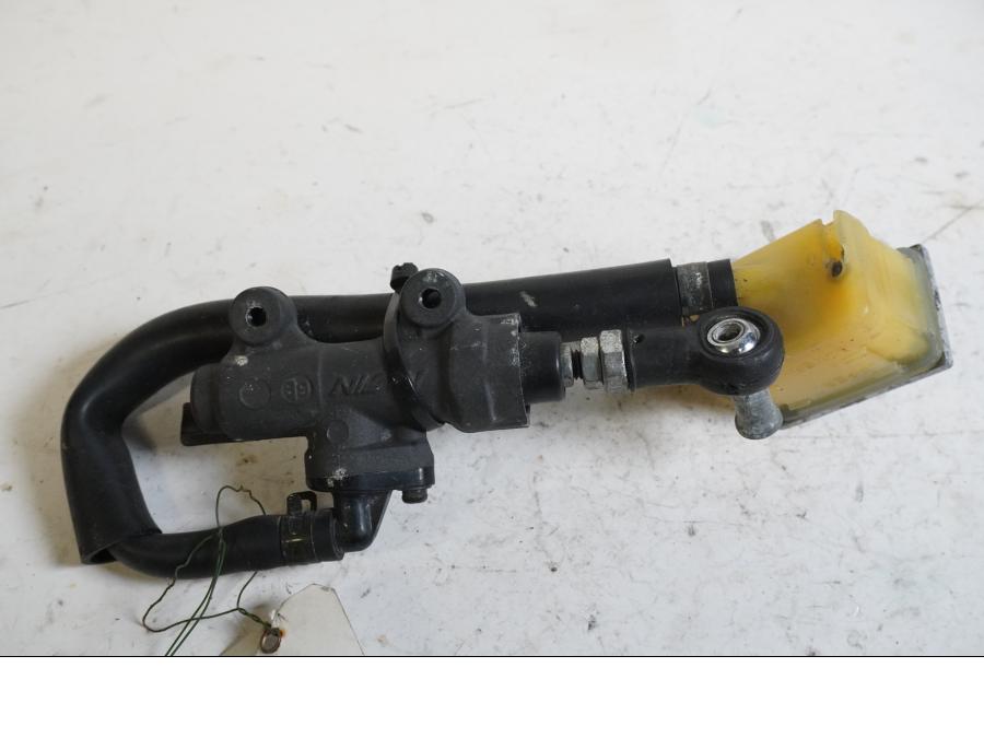 Höger sida på Bromshuvudcylinder från en Honda CBR 1000 RR -2006 motorcykel.