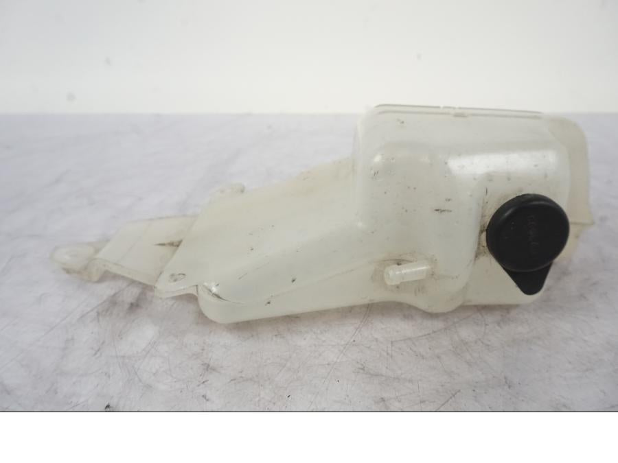 Höger sida på Vattenexpansionskärl från en Kawasaki VN 1500 -2003 motorcykel.