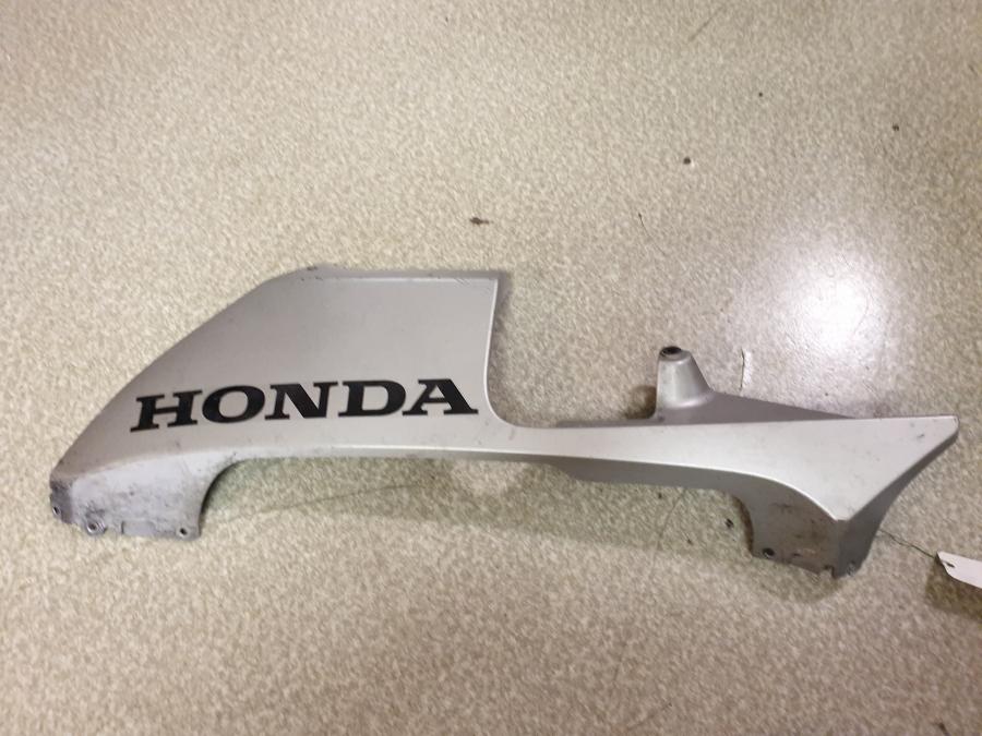 Framsidan på Magkåpa från en Honda CBR 600 RR -2003 motorcykel.