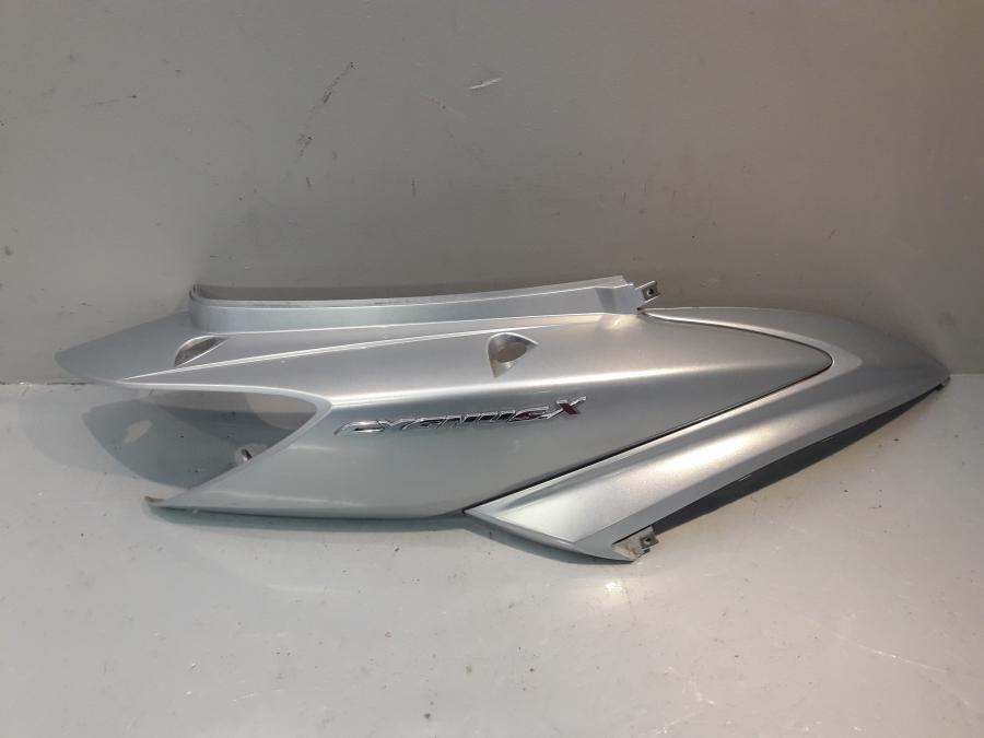 Framsidan på Bakvinge från en Yamaha Cygnus -2007 motorcykel.