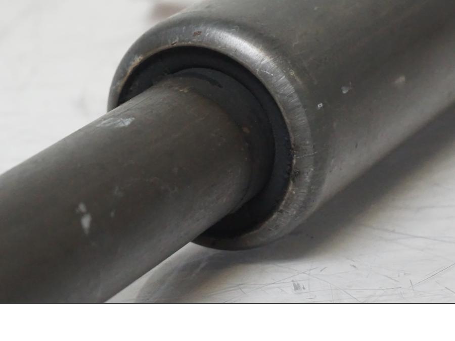 Extrabild2 på <p>Kardanaxel från BMW R 1200 C 2002.</p>

<p>Bakre knut hackar lite.</p> motorcykel.