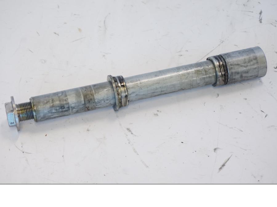 Baksidan på Axel från en Honda CBR 900 RR -2001 motorcykel.