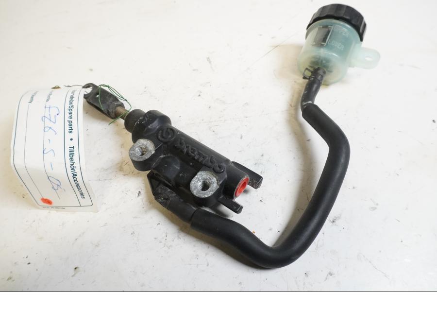 Framsidan på Bromshuvudcylinder från en Yamaha FZ-6 -2005 motorcykel.