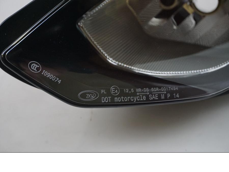 Snett uppifrån på Strålkastare från en BMW S 1000 RR -2016 motorcykel.