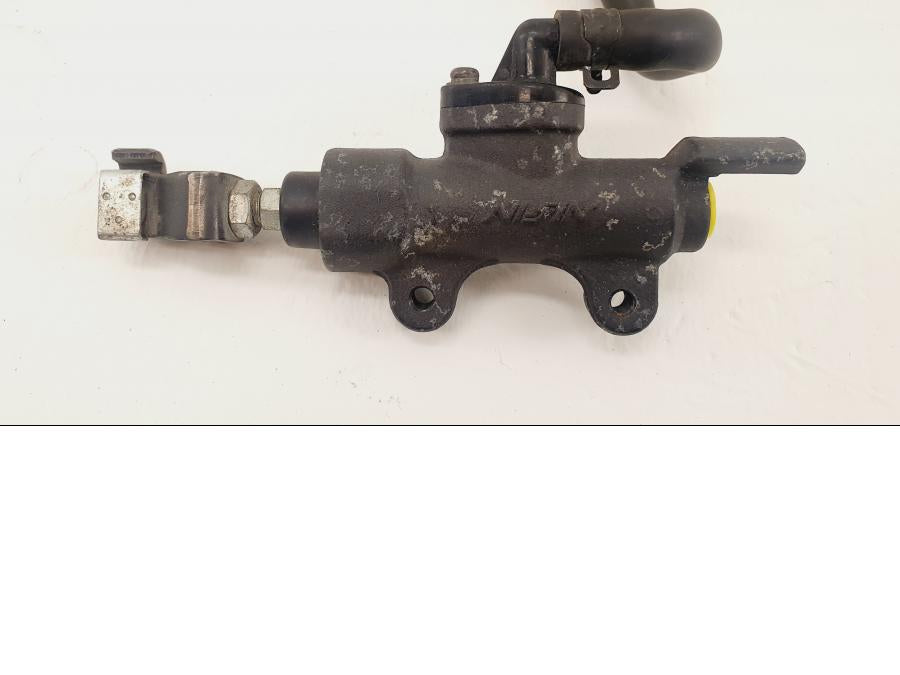 Baksidan på Bromshuvudcylinder från en Honda CBF 1000 -2007 motorcykel.