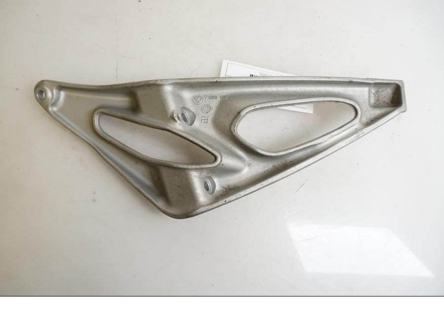 Baksidan på Fotpinnefäste från en BMW K 1200 S -2007 motorcykel.