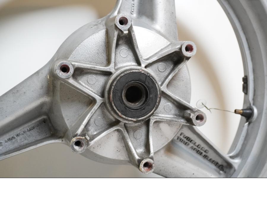 Extrabild3 på Fälg från en Honda CBR 1000 F -1987 motorcykel.