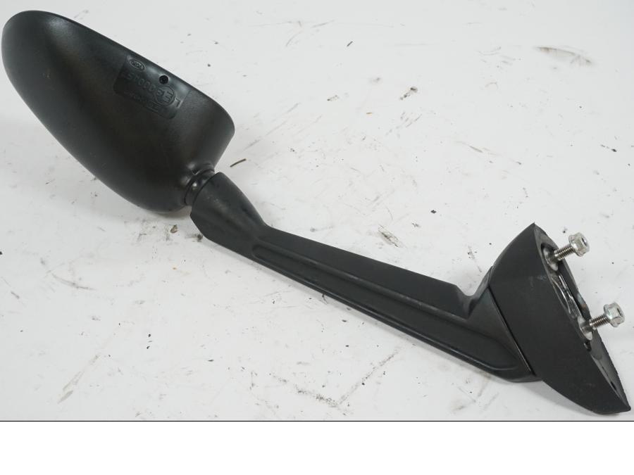 Snett uppifrån på Backspegel från en Yamaha XJ 6 -2011 motorcykel.