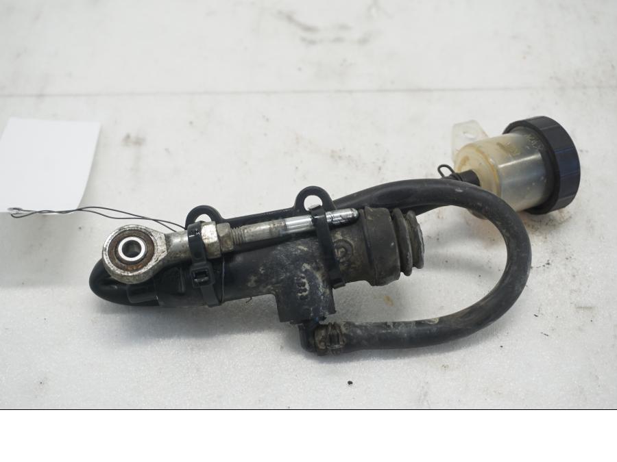 Baksidan på Bromshuvudcylinder från en KTM 690 SMCR -2016 motorcykel.