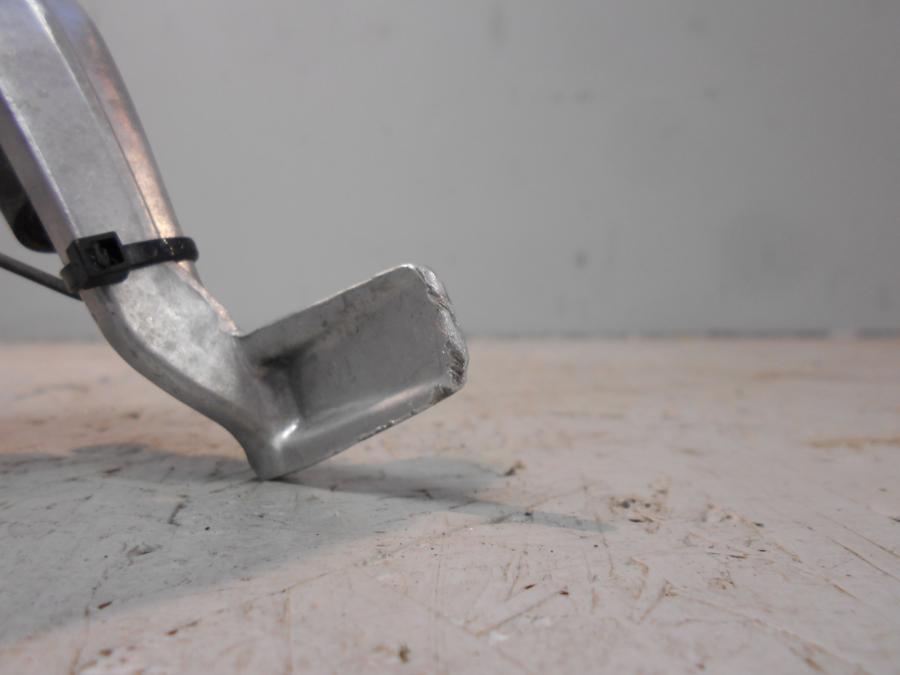 Höger sida på Bromspedal från en Kawasaki ZX-9R -2002 motorcykel.