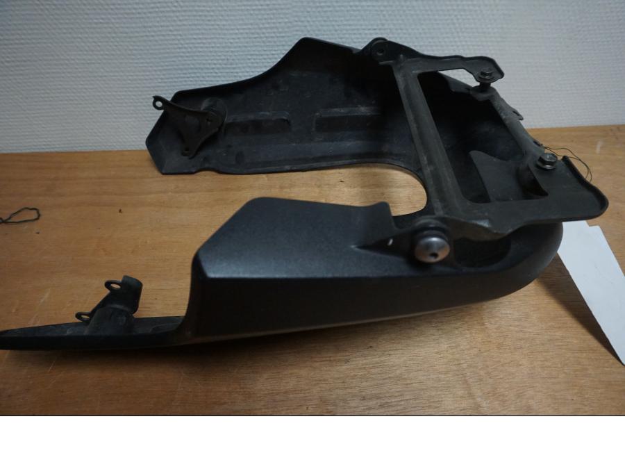 Baksidan på Magkåpa från en Suzuki DL 1000 -2006 motorcykel.