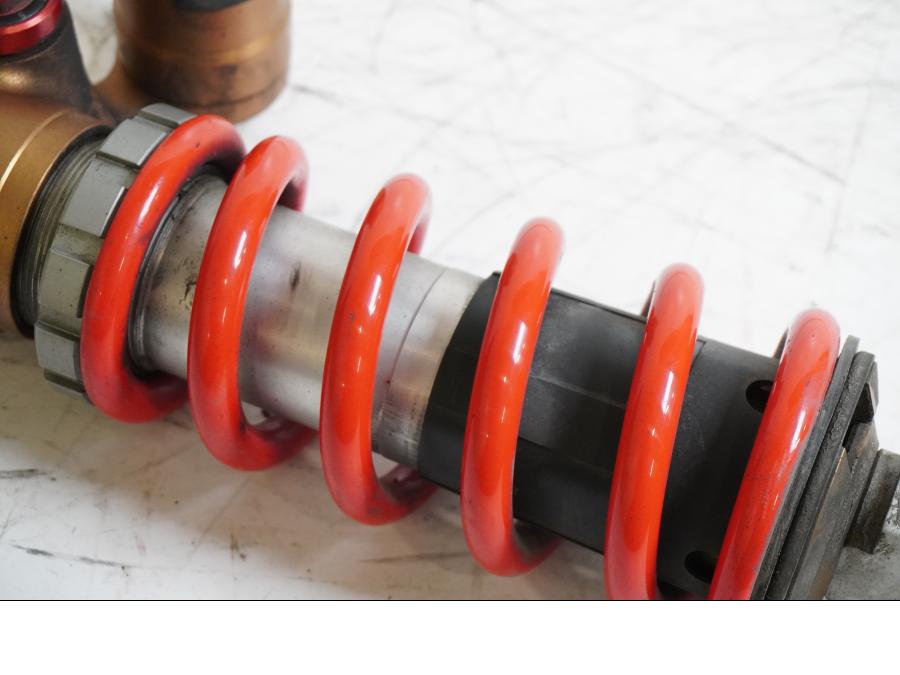 Höger sida på Stötdämpare från en BMW S 1000 RR -2014 motorcykel.