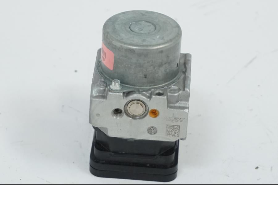 Vänster sida på ABS Modulator från en Honda CB 650 R -2019 motorcykel.