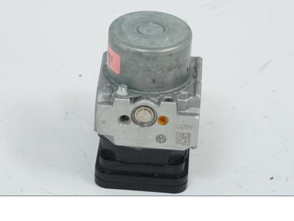 Vänster sida på ABS Modulator från en Honda CB 650 R -2019 motorcykel.