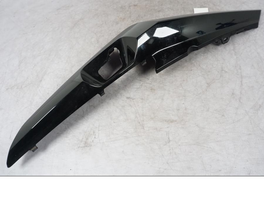 Snett nerifrån på Bakvinge från en BMW K 1600 GTL -2015 motorcykel.