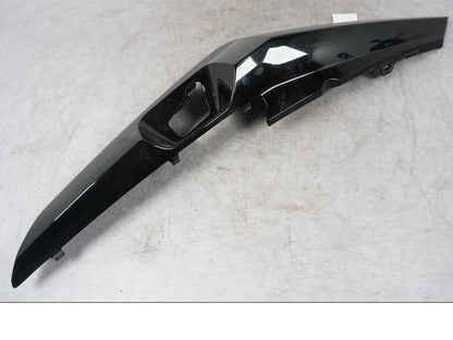 Snett nerifrån på Bakvinge från en BMW K 1600 GTL -2015 motorcykel.