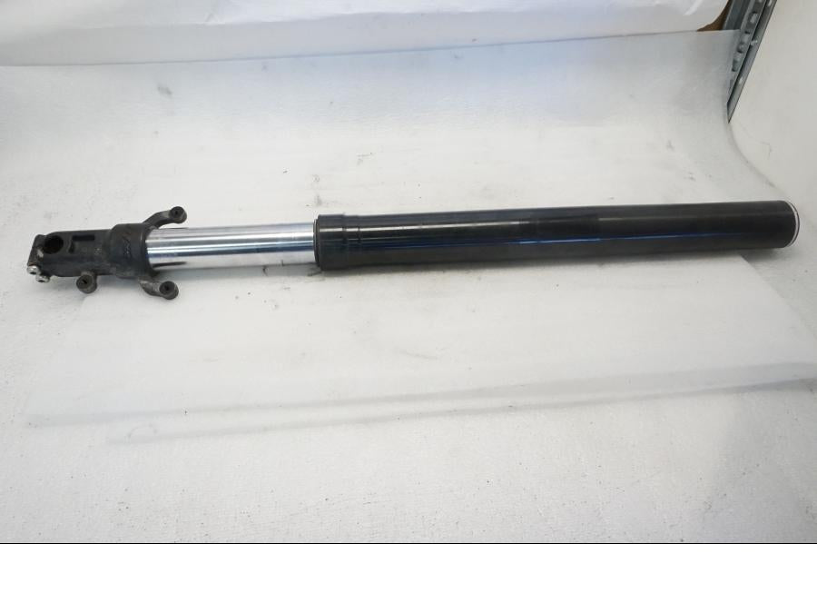 Framsidan på Gaffelben från en KTM 125 Duke -2015 motorcykel.