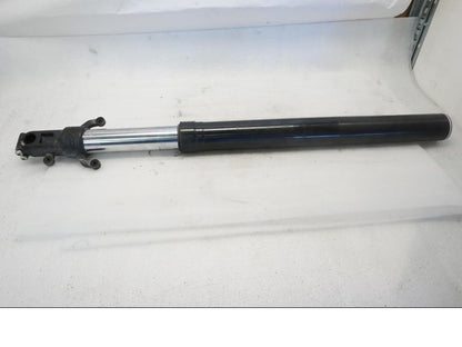 Framsidan på Gaffelben från en KTM 125 Duke -2015 motorcykel.