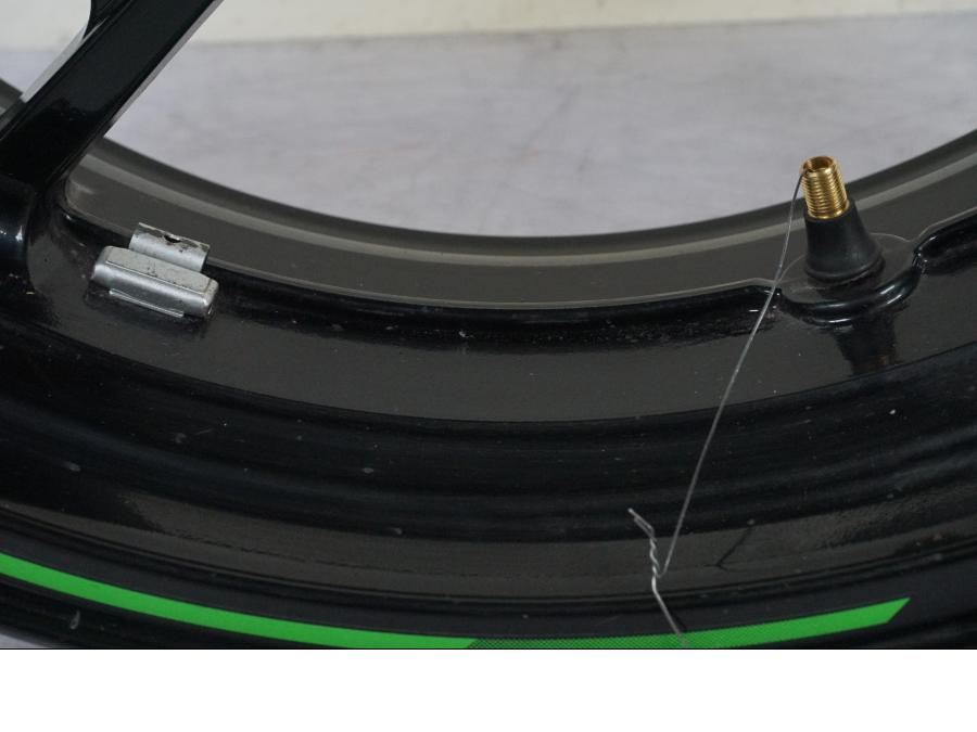 Vänster sida på Fälg från en Kawasaki Z 900 -2019 motorcykel.