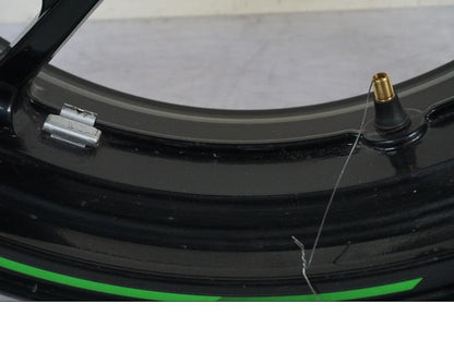 Vänster sida på Fälg från en Kawasaki Z 900 -2019 motorcykel.