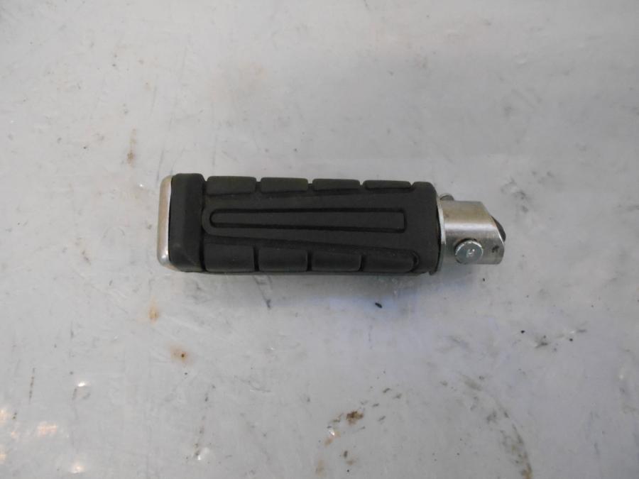 Framsidan på Fotpinne från en Yamaha YS 125 -2017 motorcykel.