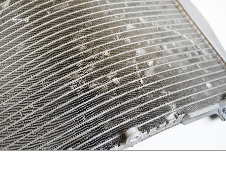 Snett uppifrån på Vattenkyl från en Kawasaki ZXR 400 -1993 motorcykel.