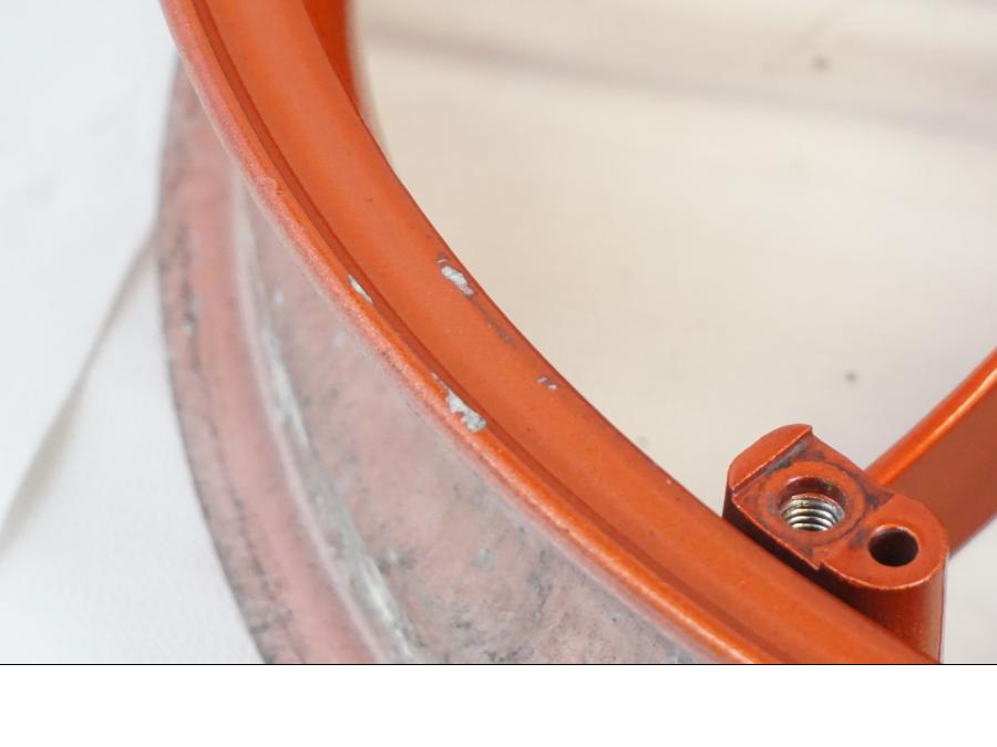 Höger sida på Fälg från en Buell XB9S -2003 motorcykel.