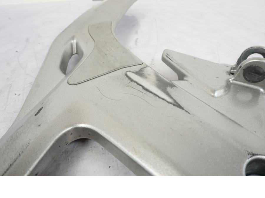 Vänster sida på Fotpinnefäste från en Kawasaki ER-6N -2012 motorcykel.