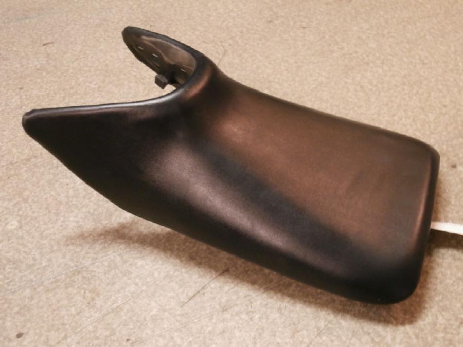 Framsidan på Sadel från en Honda CBR 125 R -2004 motorcykel.