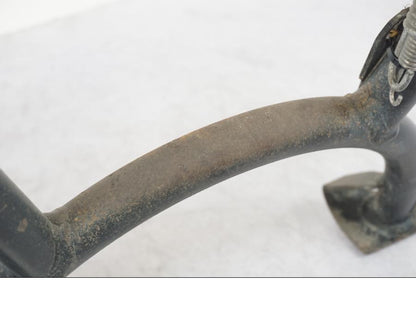 Snett nerifrån på Centralstöd från en BMW R 1200 GS -2005 motorcykel.