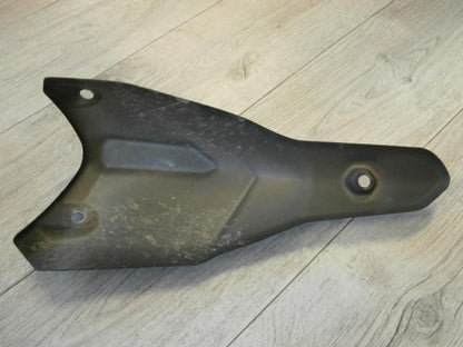 Baksidan på Värmeskydd från en Kawasaki Versys 1000 -2015 motorcykel.