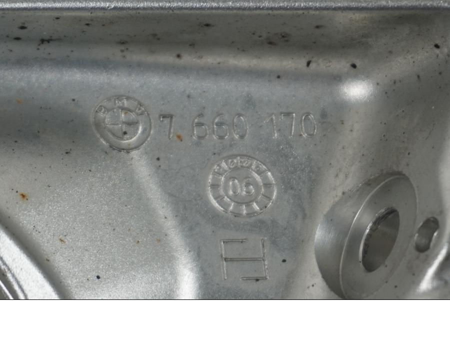 Vänster sida på Fotpinnefäste från en BMW K 1200 S -2007 motorcykel.