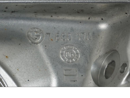 Vänster sida på Fotpinnefäste från en BMW K 1200 S -2007 motorcykel.