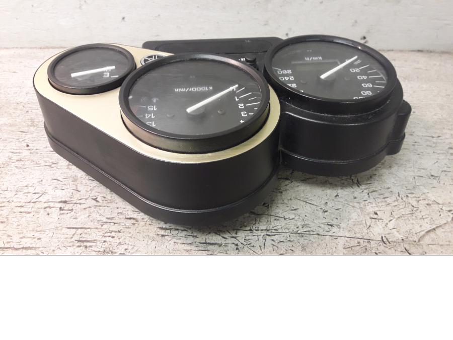 Höger sida på Instrumentpanel från en Yamaha FZ-S 600 -2000 motorcykel.