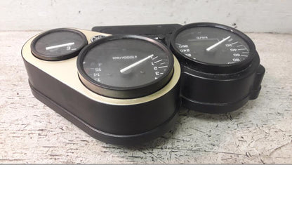 Höger sida på Instrumentpanel från en Yamaha FZ-S 600 -2000 motorcykel.