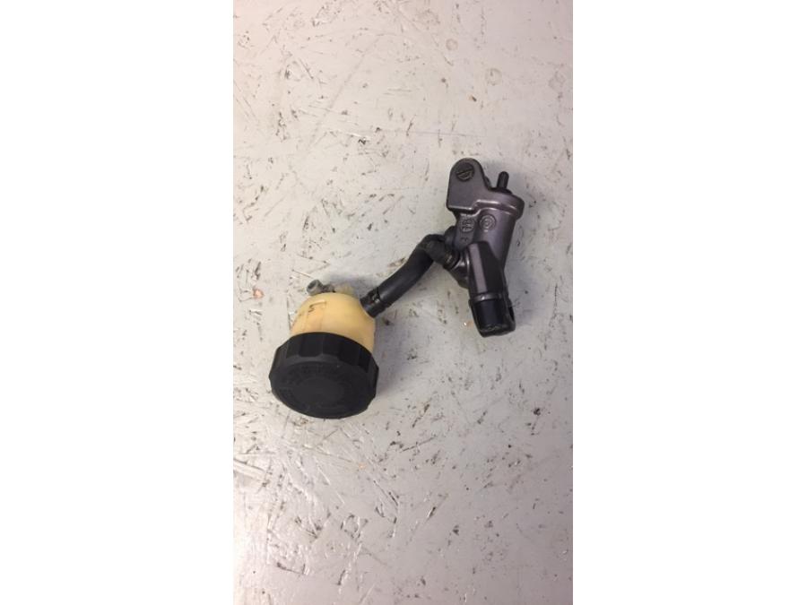 Framsidan på Bromshuvudcylinder från en Yamaha FZ-1 N -2007 motorcykel.