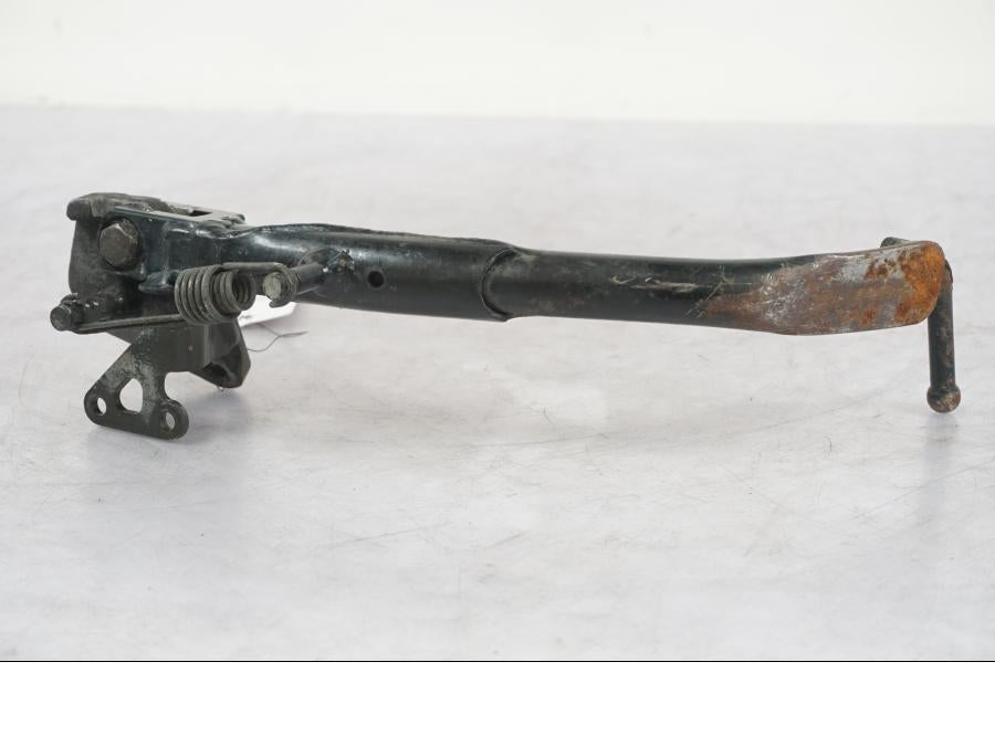 Snett uppifrån på Sidostöd från en Suzuki SV 650 -1999 motorcykel.