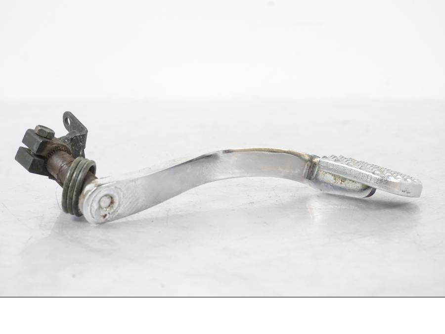 Vänster sida på Bromspedal från en Yamaha XVS 1100 -2000 motorcykel.