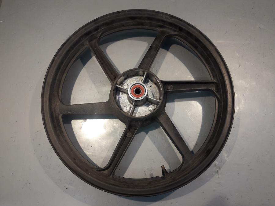 Framsidan på Fälg från en Honda CBR 125 R -2008 motorcykel.