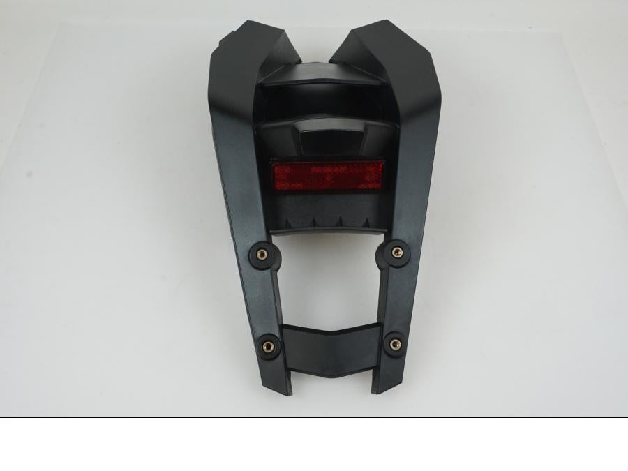 Framsidan på Skylthållare från en KTM 1290 Super Duke -2023 motorcykel.