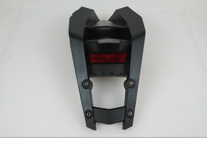 Framsidan på Skylthållare från en KTM 1290 Super Duke -2023 motorcykel.