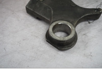 Snett nerifrån på Bromsoksfäste från en Yamaha YZF R6 -2006 motorcykel.