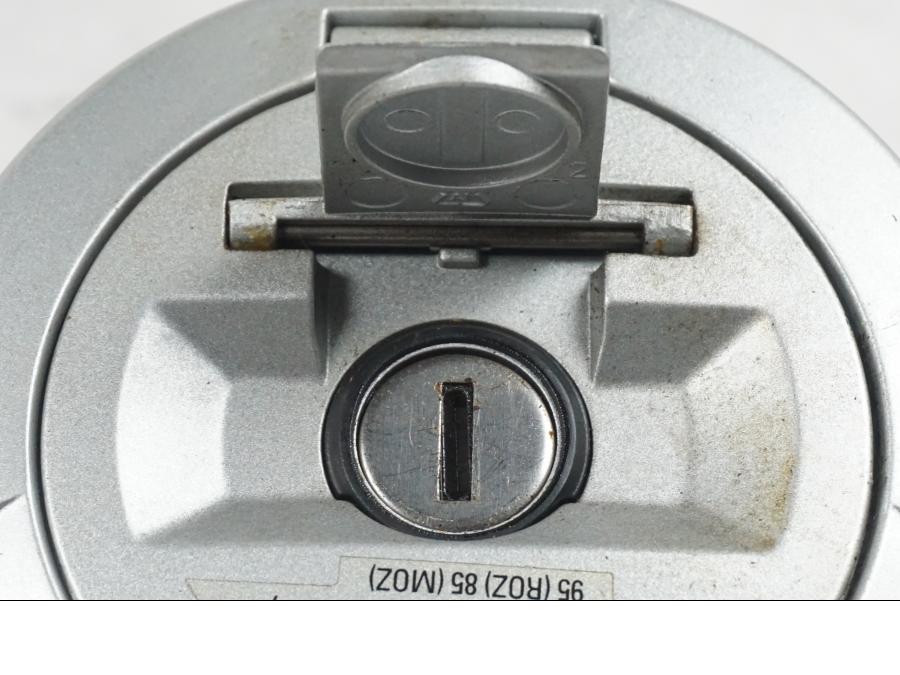 Vänster sida på Tanklock från en BMW F 800 ST -2008 motorcykel.